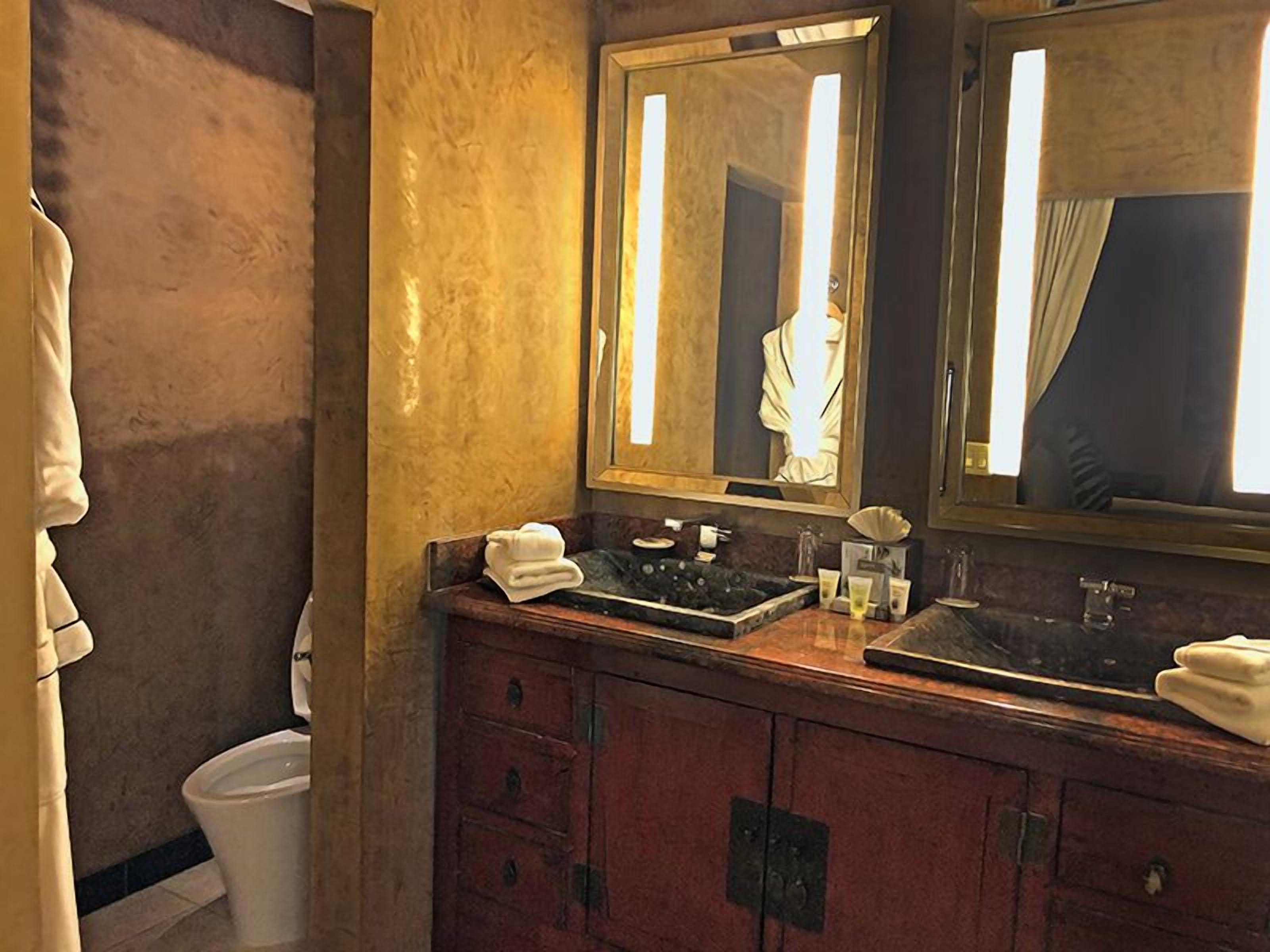 classic room #1 | bathroom | free toiletries, bathrobes, towels