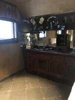 奢华客房 (#11) | 浴室 | 免费洗浴用品、浴袍、毛巾