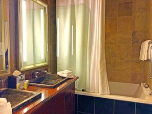 Classic Room #1 | Bathroom | Free toiletries, bathrobes, towels - Border House at Crystal Bay Casino (Crystal Bay)