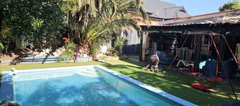 "Sea Retro Getaway" 2 mins walk to the beach. private outdoor area. Outdoor pool