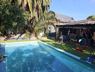"Sea Retro Getaway" 2 mins walk to the beach. private outdoor area. Outdoor pool