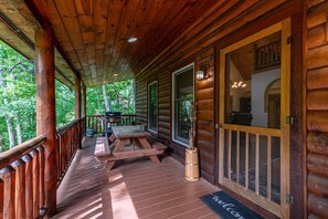 Outdoor dining - Cabin Cove- Cabin between Sugar and Beech Mtns, hot tub, game tables, fire pit, yard, pets (Banner Elk)