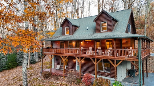 Cabin Cove- Cabin between Sugar and Beech Mtns, hot tub, game tables, fire pit, yard, pets