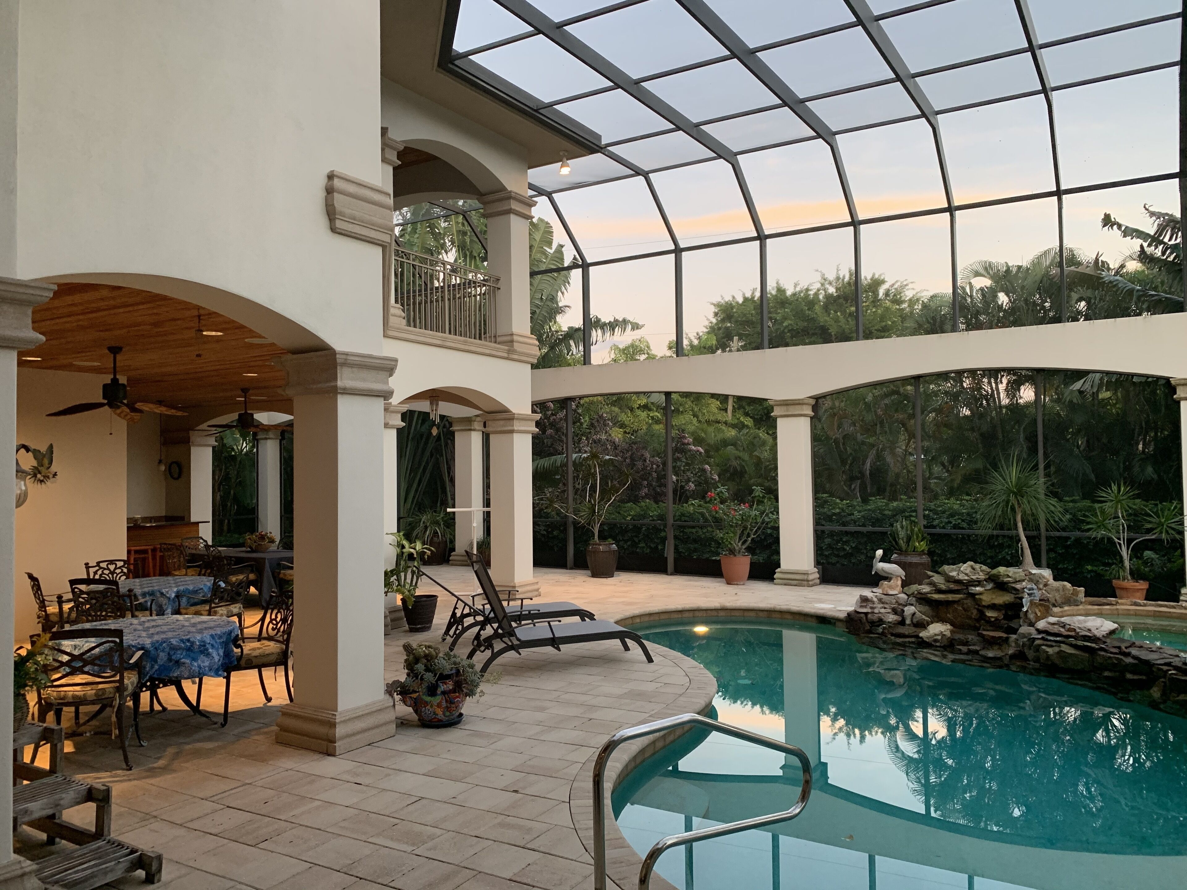 3 Block to the Beach, 5 Bedrooms