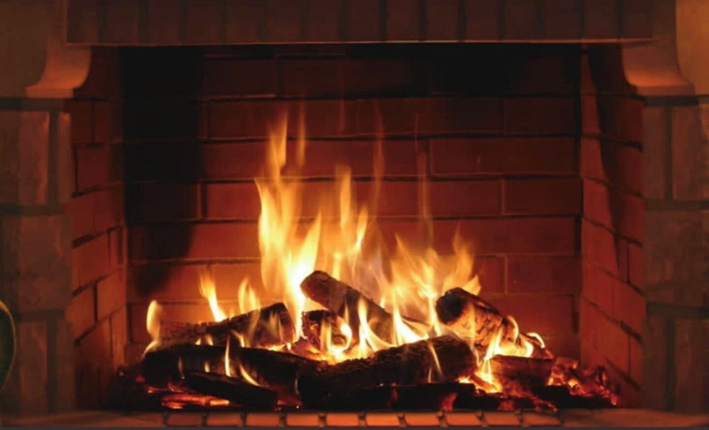 Una chimenea con leña ardiendo.