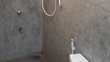 Shower, pancuran hujan, perlengkapan mandi gratis, dan pengering rambut