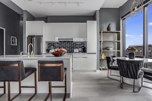 Fridge, microwave, oven, stovetop - Sunset Boulevard by Atlanta Luxury Rentals (Atlanta)