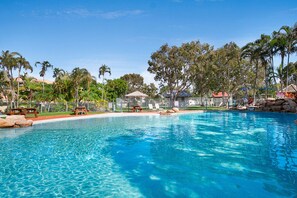 Outdoor pool - “Beach Front Apartment , Pool , Free WiFi with Netflix“ (Urangan)