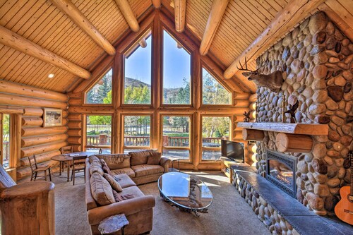 Custom Bitterroot Valley Cabin w/ Hot Tub & Views!