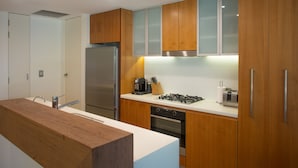 Una cocina moderna con armarios de madera, electrodomésticos de acero inoxidable y encimera de madera.