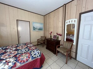 2 bedrooms, desk, WiFi, bed sheets