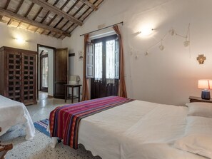 5 habitaciones, tabla de planchar con plancha y cuna de viaje 