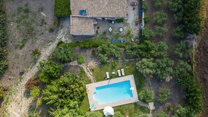 An aerial view of a property with a tiled-roof house, a swimming pool, and surrounding greenery. - Beautiful private villa for 14 people with WIFI, private pool, TV, terrace and pets allowed (Buseto Palizzolo)