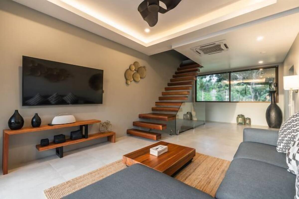 Zona de estar | Smart TV de 45 pulgadas con canales por cable, una televisión