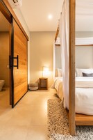 Colchones con pillow-top, minibar y caja de seguridad en la habitación