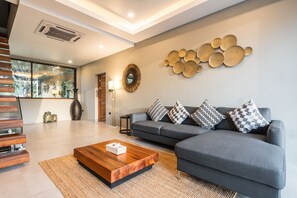 Pool Access Two Bedrooms Villa | 客厅 | 45-英寸智能电视（配备有线频道）、电视、MP3 基座