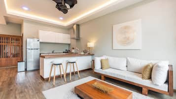 Pool Access One Bedroom Villa | Khu phòng khách | Smart TV 45-inch có truyền hình cáp, TV, MP3 dock