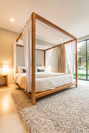 Pool Access Two Bedrooms Villa | 加厚床垫、迷你吧、客房内保险箱、特色装修