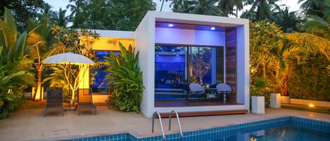 Outdoor pool, sun loungers