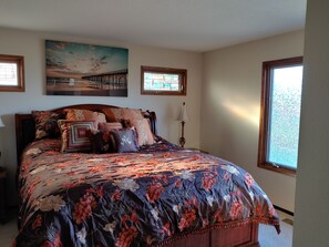3 bedrooms, WiFi, bed sheets - One block to the beach, beautiful 3bd/3ba house with view, come relax and enjoy (Warrenton)