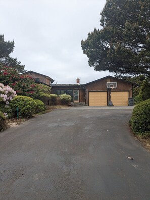 Exterior - One block to the beach, beautiful 3bd/3ba house with view, come relax and enjoy (Warrenton)