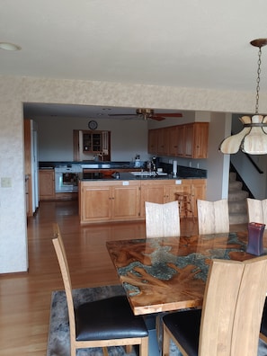 Dining - One block to the beach, beautiful 3bd/3ba house with view, come relax and enjoy (Warrenton)