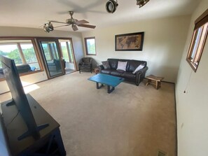 Smart TV, fireplace - One block to the beach, beautiful 3bd/3ba house with view, come relax and enjoy (Warrenton)