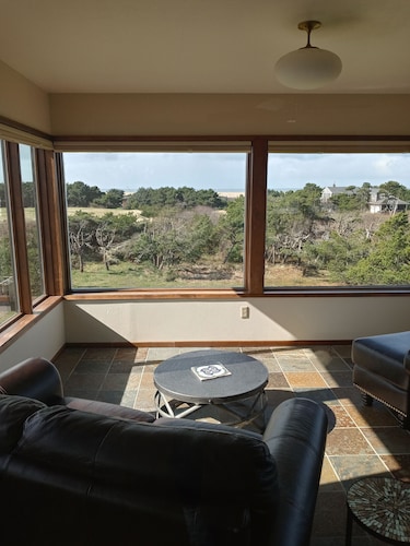 One block to the beach, beautiful 3bd/3ba house with view, come relax and enjoy