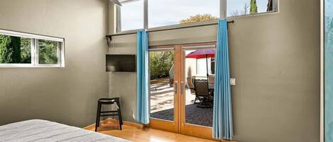3 habitaciones, escritorio y tabla de planchar con plancha