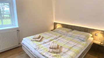 2 Schlafzimmer, Reisekinderbett, WLAN, BettwÀsche