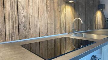 Réfrigérateur, four, chaise haute