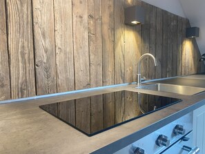Refrigerador, horno, silla alta para bebés