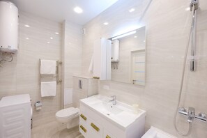 Apartment (5) | Bathroom | Hair dryer, towels, soap, shampoo - Apartment Petrovskiye on Sovetskaya 90 (Tomsk)