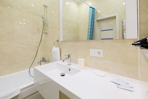 Appartement (9) | Salle de bain | Sèche-cheveux, serviettes fournies, savon, shampoing