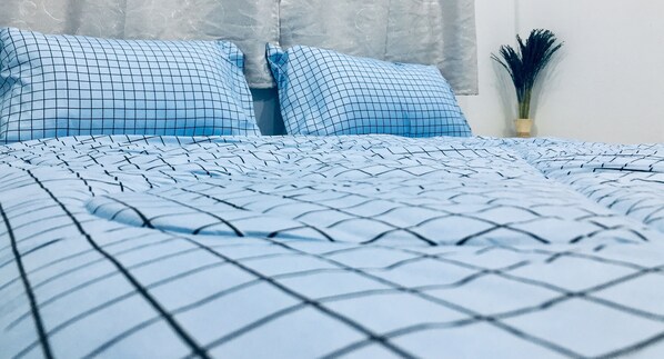 Escriptori, cortines opaques i habitacions insonoritzades