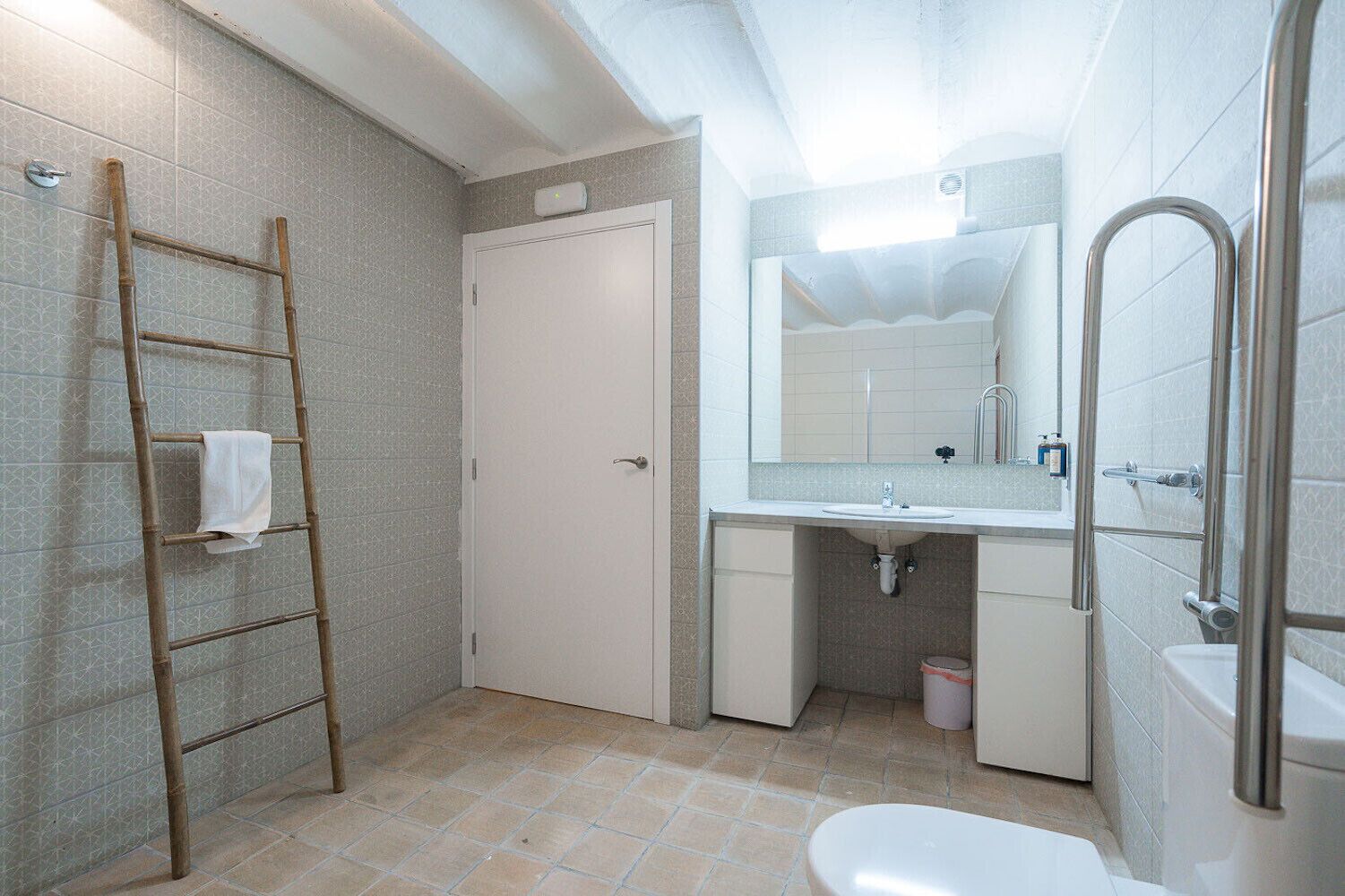 Een douche, een haardroger, handdoeken, zeep