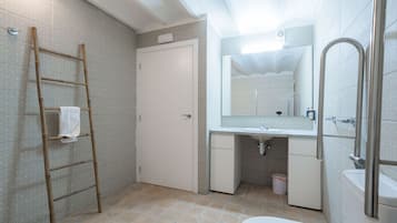 Een douche, een haardroger, handdoeken, zeep