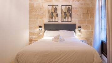 Tabla de planchar con plancha, wifi gratis, ropa de cama