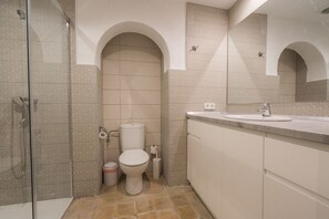 تجهيزات دش، مناشف، صابون، شامبو