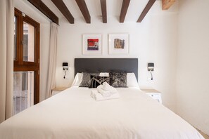 Tabla de planchar con plancha, wifi gratis y ropa de cama 