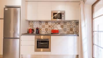 Réfrigérateur, micro-ondes, four, cafetiÚre/bouilloire