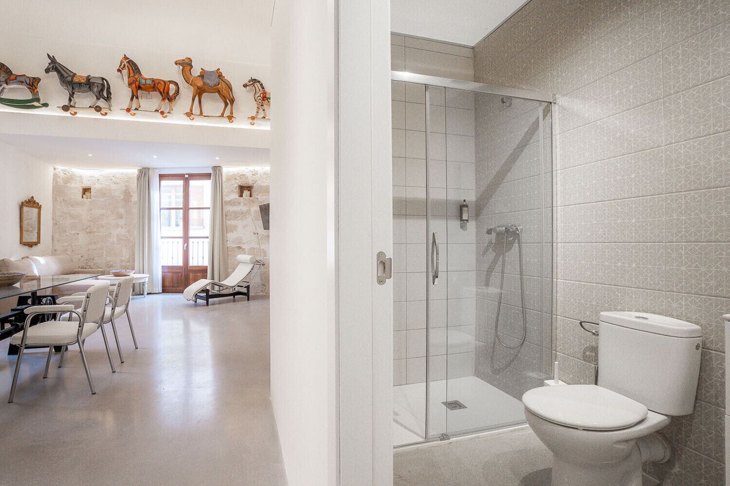 Ducha, secador de pelo, toallas y jabón