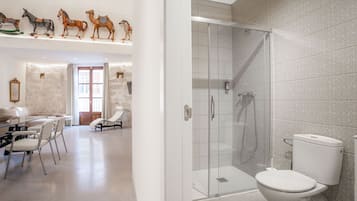 Een douche, een haardroger, handdoeken, zeep