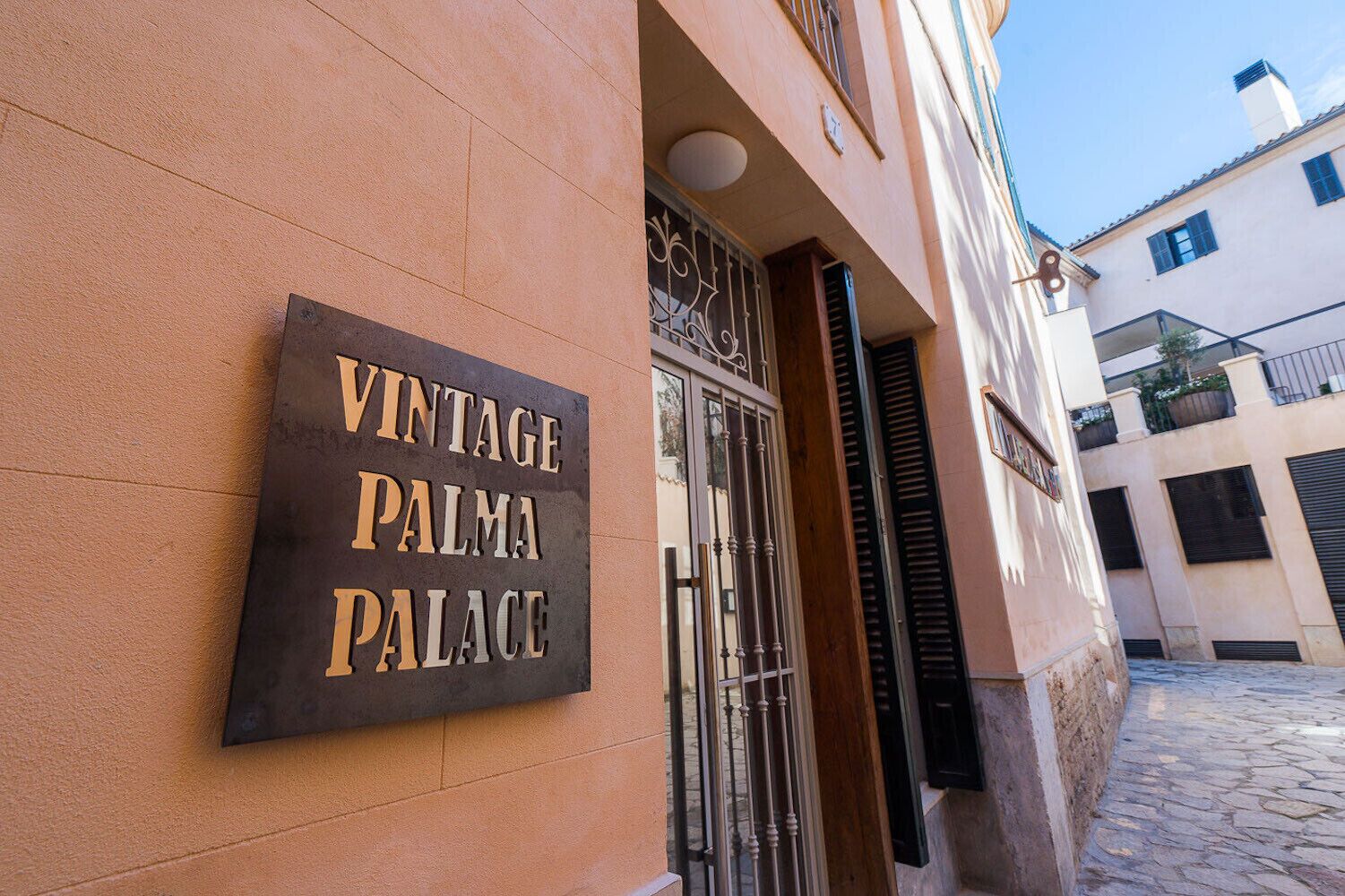 Letrero que dice "Vintage Palma Palace" en la fachada de un edificio.