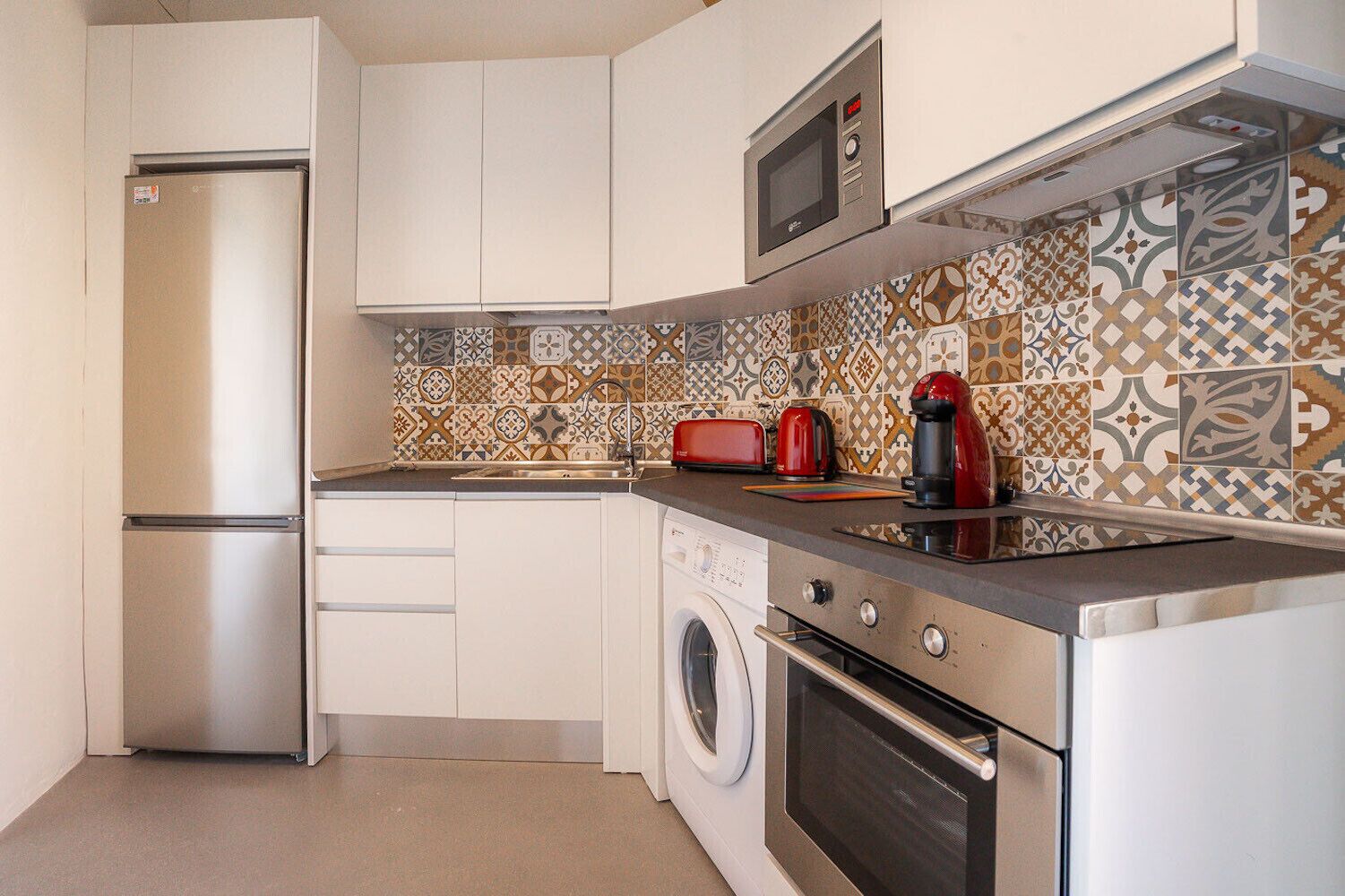 Refrigerador, microondas, horno y cafetera y tetera 