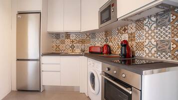 Een koelkast, een magnetron, een oven, een koffiezetapparaat/waterkoker