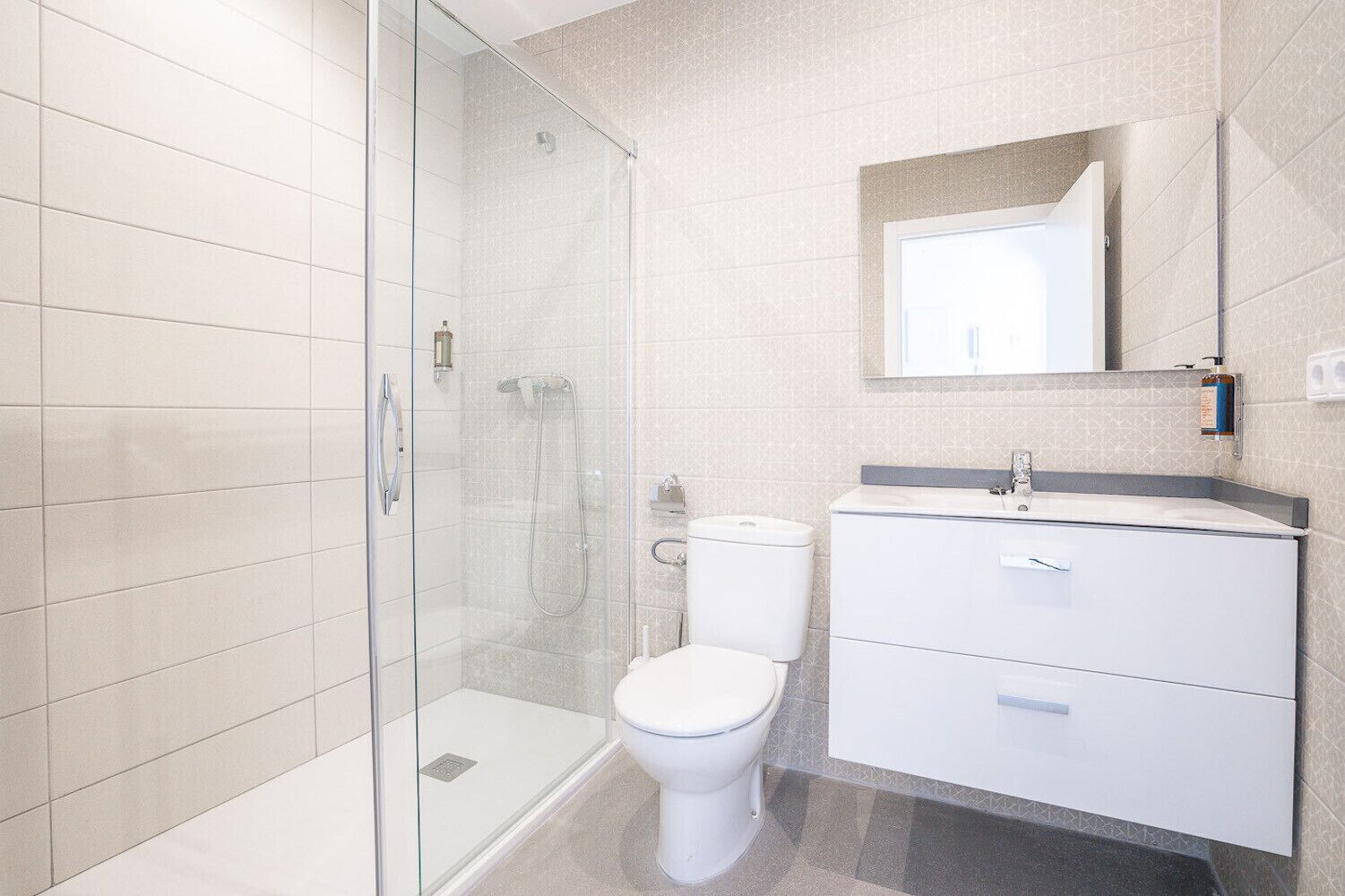 Een douche, een haardroger, handdoeken, zeep