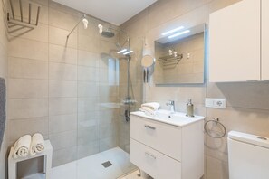 Een douche, handdoeken