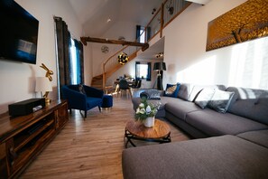 Una Smart TV, videojuegos, un reproductor de DVD, libros