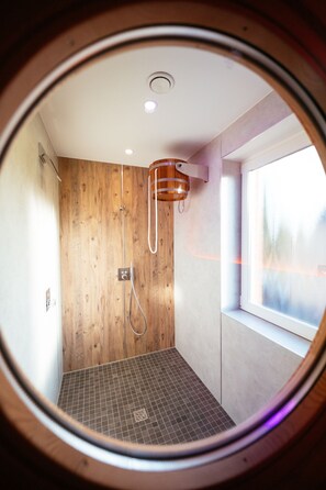 Combined shower/tub, hair dryer, towels - 2019 new building: holiday house Hünzingen № 2 (Walsrode)